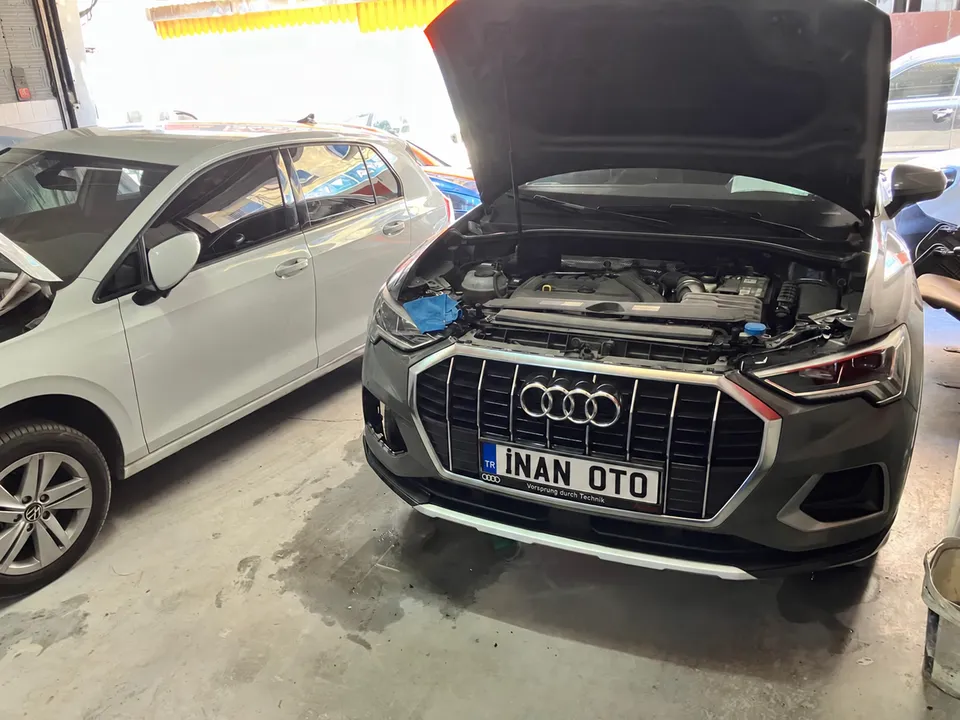 Plakası İNAN OTO olarak düzenlenen SUV aracın ön bölümünün atölyedeki görünümü